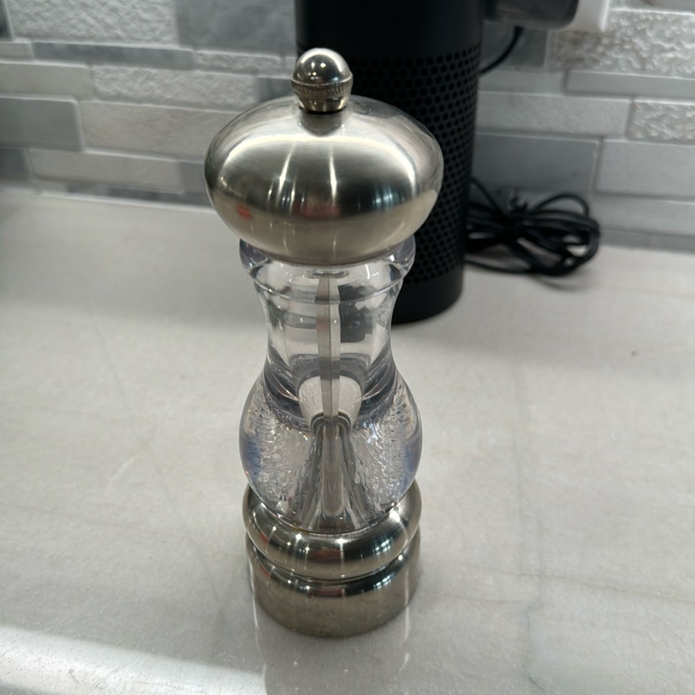Olde Thompson Pepper/Salt Grinder